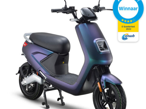 De IVA E-GO S4 is een van de nieuwste en meest complete elektrische scooters in het IVA-assortiment. Met zijn krachtige motor, moderne uitstraling en indrukwekkende actieradius is dit model ideaal voor dagelijks gebruik, woon-werkverkeer en stadsritten. De S4 combineert comfort, efficiëntie en betrouwbaarheid in één aantrekkelijk pakket.