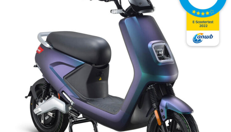 De IVA E-GO S4 is een van de nieuwste en meest complete elektrische scooters in het IVA-assortiment. Met zijn krachtige motor, moderne uitstraling en indrukwekkende actieradius is dit model ideaal voor dagelijks gebruik, woon-werkverkeer en stadsritten. De S4 combineert comfort, efficiëntie en betrouwbaarheid in één aantrekkelijk pakket.