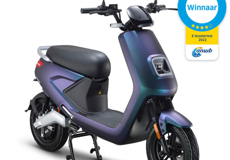 De IVA E-GO S4 is een van de nieuwste en meest complete elektrische scooters in het IVA-assortiment. Met zijn krachtige motor, moderne uitstraling en indrukwekkende actieradius is dit model ideaal voor dagelijks gebruik, woon-werkverkeer en stadsritten. De S4 combineert comfort, efficiëntie en betrouwbaarheid in één aantrekkelijk pakket.