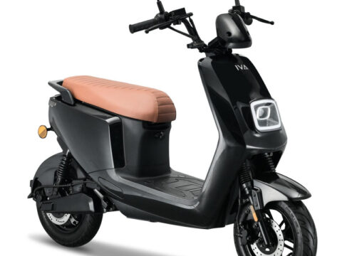 De IVA E-GO S4 2.0 is de nieuwste generatie binnen de populaire S-serie van IVA. Dit model is volledig vernieuwd en voorzien van betere prestaties, een sterkere accu-optie en een nog moderner ontwerp. De S4 2.0 biedt maximale efficiëntie, stille elektrische aandrijving en een comfortabele rijervaring voor zowel korte ritten als dagelijks woon-werkverkeer.