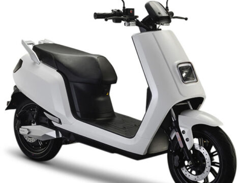 De IVA E-GO S5 is een moderne en krachtige elektrische scooter die uitblinkt in betrouwbaarheid, comfort en efficiënt elektrisch rijden. Met zijn krachtige elektromotor, ruime actieradius en onderhoudsarme techniek is de S5 ideaal voor dagelijks gebruik, woon-werkverkeer en stadsritten. Het model combineert premium design met een indrukwekkend prijs-kwaliteitniveau.