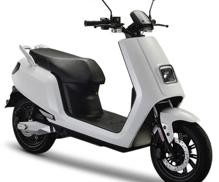 De IVA E-GO S5 is een moderne en krachtige elektrische scooter die uitblinkt in betrouwbaarheid, comfort en efficiënt elektrisch rijden. Met zijn krachtige elektromotor, ruime actieradius en onderhoudsarme techniek is de S5 ideaal voor dagelijks gebruik, woon-werkverkeer en stadsritten. Het model combineert premium design met een indrukwekkend prijs-kwaliteitniveau.