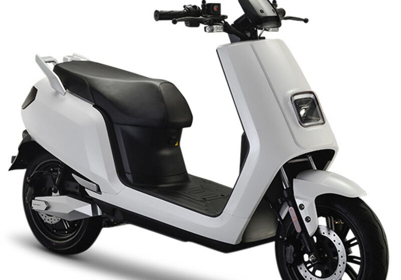 De IVA E-GO S5 is een moderne en krachtige elektrische scooter die uitblinkt in betrouwbaarheid, comfort en efficiënt elektrisch rijden. Met zijn krachtige elektromotor, ruime actieradius en onderhoudsarme techniek is de S5 ideaal voor dagelijks gebruik, woon-werkverkeer en stadsritten. Het model combineert premium design met een indrukwekkend prijs-kwaliteitniveau.