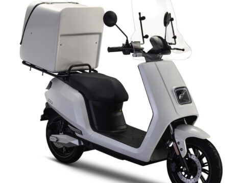 De IVA E-GO S5 Wit Delivery is speciaal ontworpen voor bezorgdiensten die een betrouwbare, stille en zuinige elektrische scooter nodig hebben. Deze Delivery-uitvoering is gebaseerd op de krachtige S5, maar uitgebreid met een stevige achterdrager voor een bezorgbox, extra stabiliteit en praktische functionaliteiten voor dagelijks intensief gebruik. Met zijn sterke 1200W motor, onderhoudsarme elektrische aandrijving en het comfortabele rijgedrag is deze scooter ideaal voor restaurants, supermarkten, maaltijdbezorging en koeriersdiensten die dagelijks veel kilometers maken.