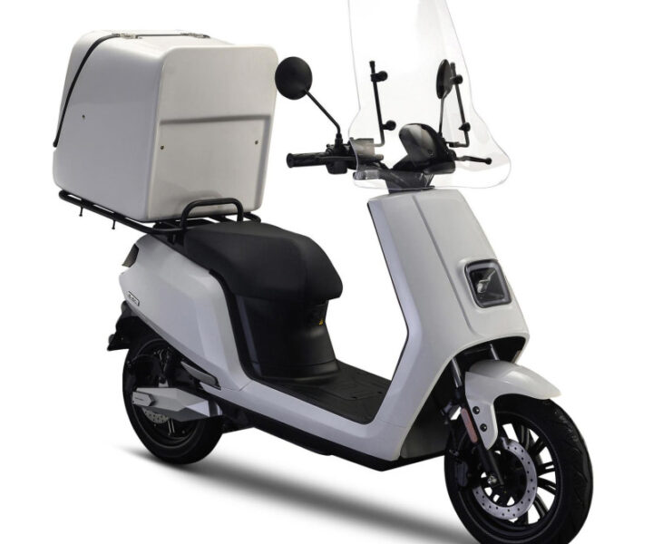 De IVA E-GO S5 Wit Delivery is speciaal ontworpen voor bezorgdiensten die een betrouwbare, stille en zuinige elektrische scooter nodig hebben. Deze Delivery-uitvoering is gebaseerd op de krachtige S5, maar uitgebreid met een stevige achterdrager voor een bezorgbox, extra stabiliteit en praktische functionaliteiten voor dagelijks intensief gebruik. Met zijn sterke 1200W motor, onderhoudsarme elektrische aandrijving en het comfortabele rijgedrag is deze scooter ideaal voor restaurants, supermarkten, maaltijdbezorging en koeriersdiensten die dagelijks veel kilometers maken.
