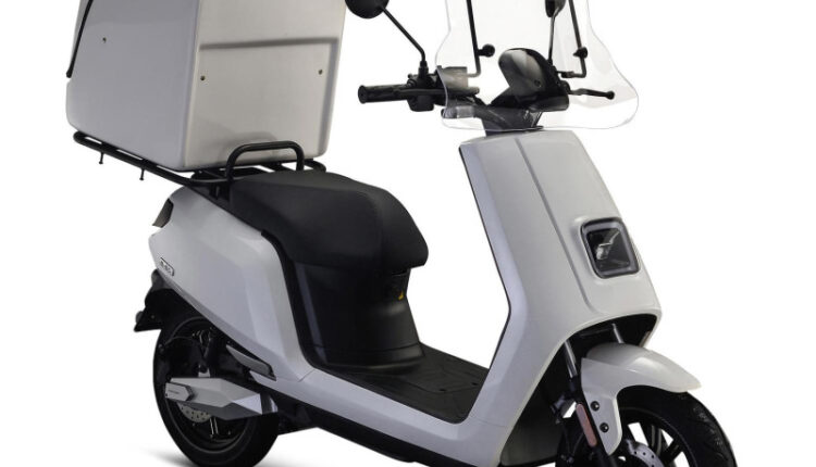De IVA E-GO S5 Wit Delivery is speciaal ontworpen voor bezorgdiensten die een betrouwbare, stille en zuinige elektrische scooter nodig hebben. Deze Delivery-uitvoering is gebaseerd op de krachtige S5, maar uitgebreid met een stevige achterdrager voor een bezorgbox, extra stabiliteit en praktische functionaliteiten voor dagelijks intensief gebruik. Met zijn sterke 1200W motor, onderhoudsarme elektrische aandrijving en het comfortabele rijgedrag is deze scooter ideaal voor restaurants, supermarkten, maaltijdbezorging en koeriersdiensten die dagelijks veel kilometers maken.