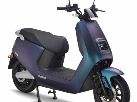 De IVA E-GO S8 is één van de meest moderne en krachtigste elektrische scooters binnen de IVA E-GO serie. Met zijn hoogwaardige afwerking, verbeterde accuprestaties en robuuste rijgedrag is de S8 perfect voor dagelijks intensief gebruik. Deze scooter is ontworpen voor rijders die maximale betrouwbaarheid, comfort en een extra krachtige elektrische aandrijving willen.