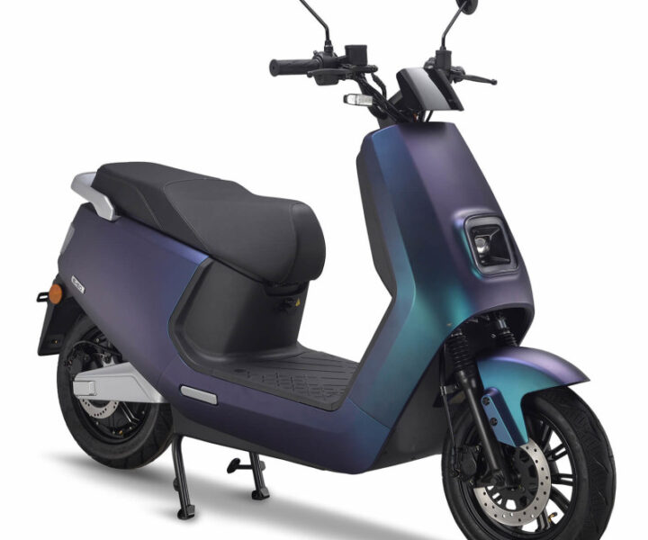De IVA E-GO S8 is één van de meest moderne en krachtigste elektrische scooters binnen de IVA E-GO serie. Met zijn hoogwaardige afwerking, verbeterde accuprestaties en robuuste rijgedrag is de S8 perfect voor dagelijks intensief gebruik. Deze scooter is ontworpen voor rijders die maximale betrouwbaarheid, comfort en een extra krachtige elektrische aandrijving willen.