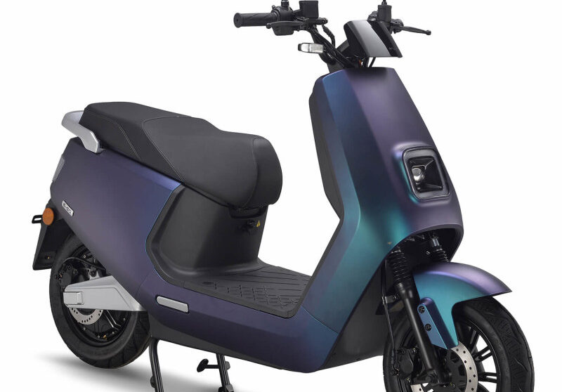 De IVA E-GO S8 is één van de meest moderne en krachtigste elektrische scooters binnen de IVA E-GO serie. Met zijn hoogwaardige afwerking, verbeterde accuprestaties en robuuste rijgedrag is de S8 perfect voor dagelijks intensief gebruik. Deze scooter is ontworpen voor rijders die maximale betrouwbaarheid, comfort en een extra krachtige elektrische aandrijving willen.