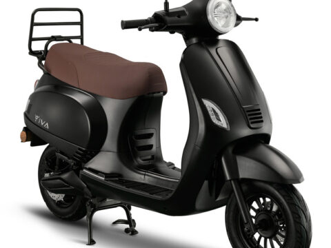 De IVA Lux Electric 2.0 is het nieuwe luxe-model binnen de IVA-familie en behoort tot de modernste elektrische scooters in zijn klasse. Met zijn strakke design, verbeterde accutechniek, krachtige motor en opvallend comfortabele rijervaring is de Lux 2.0 ideaal voor zowel woon-werkverkeer als ontspannen stadsritten. Dit model combineert hoge kwaliteit, stille prestaties en laag verbruik in één stijlvol pakket.