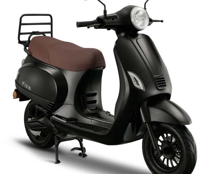 De IVA Lux Electric 2.0 is het nieuwe luxe-model binnen de IVA-familie en behoort tot de modernste elektrische scooters in zijn klasse. Met zijn strakke design, verbeterde accutechniek, krachtige motor en opvallend comfortabele rijervaring is de Lux 2.0 ideaal voor zowel woon-werkverkeer als ontspannen stadsritten. Dit model combineert hoge kwaliteit, stille prestaties en laag verbruik in één stijlvol pakket.