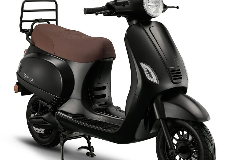 De IVA Lux Electric 2.0 is het nieuwe luxe-model binnen de IVA-familie en behoort tot de modernste elektrische scooters in zijn klasse. Met zijn strakke design, verbeterde accutechniek, krachtige motor en opvallend comfortabele rijervaring is de Lux 2.0 ideaal voor zowel woon-werkverkeer als ontspannen stadsritten. Dit model combineert hoge kwaliteit, stille prestaties en laag verbruik in één stijlvol pakket.