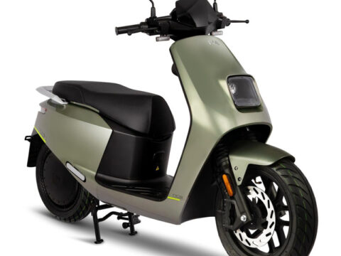 De IVA NCE is een moderne, krachtige en hoogwaardig afgewerkte elektrische scooter die perfect aansluit bij de nieuwste generatie e-mobility. Met zijn sterke elektromotor, stijlvol ontwerp en indrukwekkende actieradius is de IVA NCE uitermate geschikt voor dagelijks woon-werkverkeer, intensief stadsgebruik en langere ritten. Dit model biedt alles wat je verwacht van een premium e-scooter, maar dan tegen een zeer scherpe prijs.