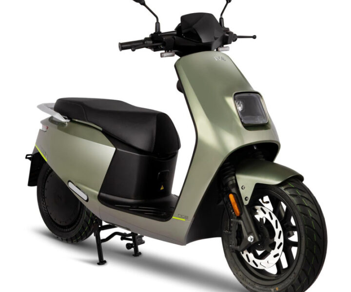 De IVA NCE is een moderne, krachtige en hoogwaardig afgewerkte elektrische scooter die perfect aansluit bij de nieuwste generatie e-mobility. Met zijn sterke elektromotor, stijlvol ontwerp en indrukwekkende actieradius is de IVA NCE uitermate geschikt voor dagelijks woon-werkverkeer, intensief stadsgebruik en langere ritten. Dit model biedt alles wat je verwacht van een premium e-scooter, maar dan tegen een zeer scherpe prijs.