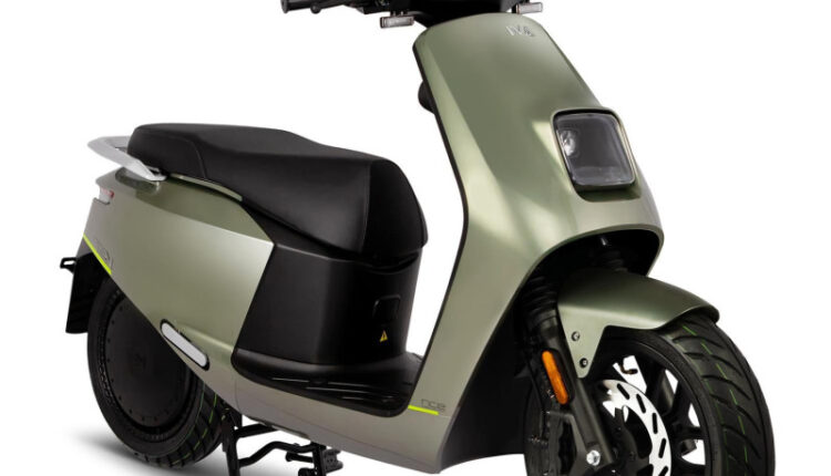 De IVA NCE is een moderne, krachtige en hoogwaardig afgewerkte elektrische scooter die perfect aansluit bij de nieuwste generatie e-mobility. Met zijn sterke elektromotor, stijlvol ontwerp en indrukwekkende actieradius is de IVA NCE uitermate geschikt voor dagelijks woon-werkverkeer, intensief stadsgebruik en langere ritten. Dit model biedt alles wat je verwacht van een premium e-scooter, maar dan tegen een zeer scherpe prijs.