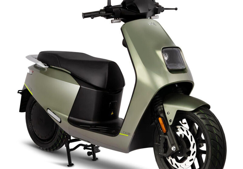 De IVA NCE is een moderne, krachtige en hoogwaardig afgewerkte elektrische scooter die perfect aansluit bij de nieuwste generatie e-mobility. Met zijn sterke elektromotor, stijlvol ontwerp en indrukwekkende actieradius is de IVA NCE uitermate geschikt voor dagelijks woon-werkverkeer, intensief stadsgebruik en langere ritten. Dit model biedt alles wat je verwacht van een premium e-scooter, maar dan tegen een zeer scherpe prijs.