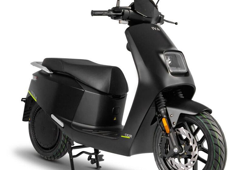 De IVA NCE Pro is het topmodel binnen de IVA NCE-lijn en biedt meer vermogen, meer actieradius en een luxere afwerking dan de standaard NCE. Dankzij de krachtige 3000W motor, grotere lithium-accu en hoogwaardige componenten is de NCE Pro ideaal voor intensief woon-werkverkeer, lange ritten én professioneel gebruik. Deze elektrische scooter combineert kracht, stijl en efficiëntie op een indrukwekkend niveau.