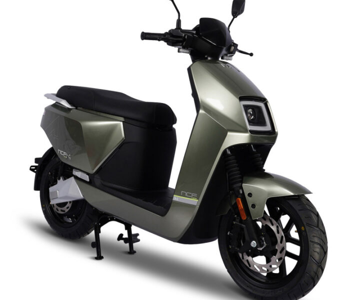 De IVA NCF is een moderne en krachtige elektrische scooter die bekend staat om zijn uitstekende prijs-kwaliteitverhouding, comfortabele rijgedrag en betrouwbare techniek. Dit model is ontworpen voor iedereen die elektrisch wil rijden op een efficiënte, stille en krachtige scooter, zonder in te leveren op stijl of prestaties. Met zijn sterke 2000W elektromotor, strakke design en zuinige lithium-ion accu is de IVA NCF perfect geschikt voor dagelijks woon-werkverkeer, stadsritten en langere afstanden.