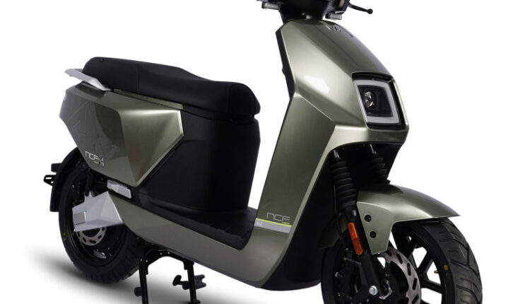 De IVA NCF is een moderne en krachtige elektrische scooter die bekend staat om zijn uitstekende prijs-kwaliteitverhouding, comfortabele rijgedrag en betrouwbare techniek. Dit model is ontworpen voor iedereen die elektrisch wil rijden op een efficiënte, stille en krachtige scooter, zonder in te leveren op stijl of prestaties. Met zijn sterke 2000W elektromotor, strakke design en zuinige lithium-ion accu is de IVA NCF perfect geschikt voor dagelijks woon-werkverkeer, stadsritten en langere afstanden.