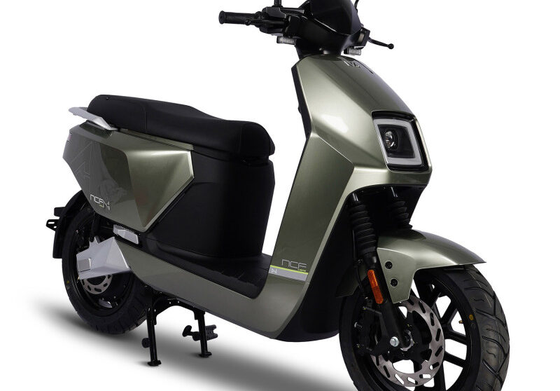 De IVA NCF is een moderne en krachtige elektrische scooter die bekend staat om zijn uitstekende prijs-kwaliteitverhouding, comfortabele rijgedrag en betrouwbare techniek. Dit model is ontworpen voor iedereen die elektrisch wil rijden op een efficiënte, stille en krachtige scooter, zonder in te leveren op stijl of prestaties. Met zijn sterke 2000W elektromotor, strakke design en zuinige lithium-ion accu is de IVA NCF perfect geschikt voor dagelijks woon-werkverkeer, stadsritten en langere afstanden.