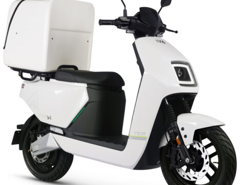 De IVA NCF Delivery Wit is speciaal ontworpen voor bezorgdiensten die behoefte hebben aan een krachtige, betrouwbare en zuinige elektrische bezorgscooter. Deze uitvoering is gebaseerd op de populaire IVA NCF, maar voorzien van een verstevigd delivery-frame en een grote achterdrager voor bezorgboxen. Ideaal voor restaurants, supermarkten, maaltijdbezorging en pakketdiensten. Met zijn 2000W motor, sterke lithium-accu en robuuste bouwkwaliteit is de IVA NCF Delivery Wit perfect geschikt voor intensief dagelijks gebruik.