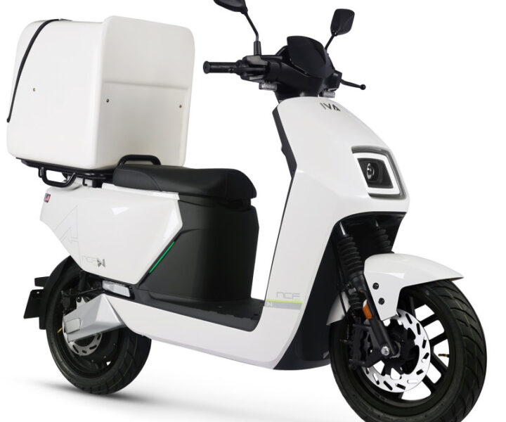 De IVA NCF Delivery Wit is speciaal ontworpen voor bezorgdiensten die behoefte hebben aan een krachtige, betrouwbare en zuinige elektrische bezorgscooter. Deze uitvoering is gebaseerd op de populaire IVA NCF, maar voorzien van een verstevigd delivery-frame en een grote achterdrager voor bezorgboxen. Ideaal voor restaurants, supermarkten, maaltijdbezorging en pakketdiensten. Met zijn 2000W motor, sterke lithium-accu en robuuste bouwkwaliteit is de IVA NCF Delivery Wit perfect geschikt voor intensief dagelijks gebruik.