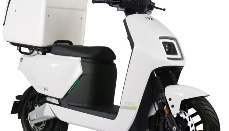 De IVA NCF Delivery Wit is speciaal ontworpen voor bezorgdiensten die behoefte hebben aan een krachtige, betrouwbare en zuinige elektrische bezorgscooter. Deze uitvoering is gebaseerd op de populaire IVA NCF, maar voorzien van een verstevigd delivery-frame en een grote achterdrager voor bezorgboxen. Ideaal voor restaurants, supermarkten, maaltijdbezorging en pakketdiensten. Met zijn 2000W motor, sterke lithium-accu en robuuste bouwkwaliteit is de IVA NCF Delivery Wit perfect geschikt voor intensief dagelijks gebruik.