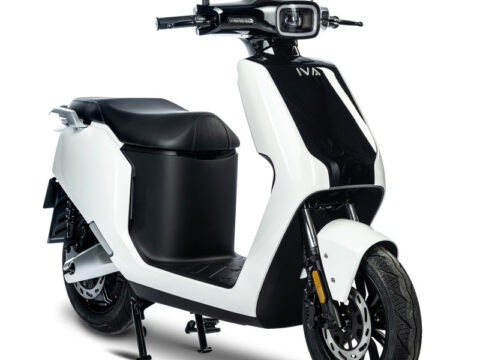 De IVA NCS is één van de nieuwste elektrische scooters binnen het IVA-assortiment en staat bekend om zijn moderne design, sterke prestaties en efficiënte elektrische aandrijving. Dit model biedt alles wat je zoekt in een hedendaagse e-scooter: kracht, comfort, stijl en lage gebruikskosten. Dankzij de krachtige elektromotor, hoogwaardige afwerking en betrouwbare lithium-accu is de IVA NCS ideaal voor dagelijks woon-werkverkeer en stedelijk gebruik.