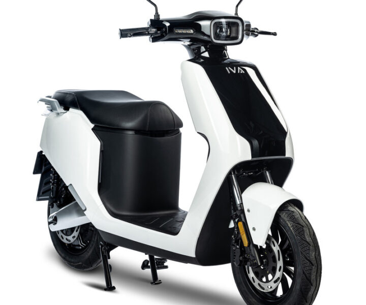 De IVA NCS is één van de nieuwste elektrische scooters binnen het IVA-assortiment en staat bekend om zijn moderne design, sterke prestaties en efficiënte elektrische aandrijving. Dit model biedt alles wat je zoekt in een hedendaagse e-scooter: kracht, comfort, stijl en lage gebruikskosten. Dankzij de krachtige elektromotor, hoogwaardige afwerking en betrouwbare lithium-accu is de IVA NCS ideaal voor dagelijks woon-werkverkeer en stedelijk gebruik.