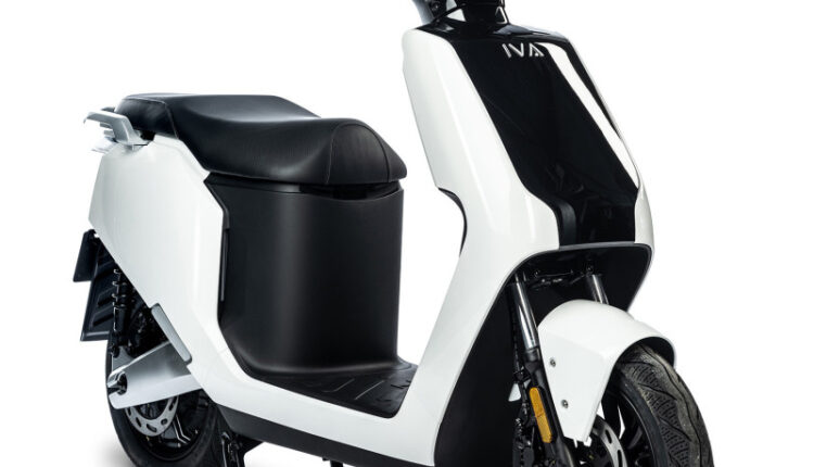 De IVA NCS is één van de nieuwste elektrische scooters binnen het IVA-assortiment en staat bekend om zijn moderne design, sterke prestaties en efficiënte elektrische aandrijving. Dit model biedt alles wat je zoekt in een hedendaagse e-scooter: kracht, comfort, stijl en lage gebruikskosten. Dankzij de krachtige elektromotor, hoogwaardige afwerking en betrouwbare lithium-accu is de IVA NCS ideaal voor dagelijks woon-werkverkeer en stedelijk gebruik.