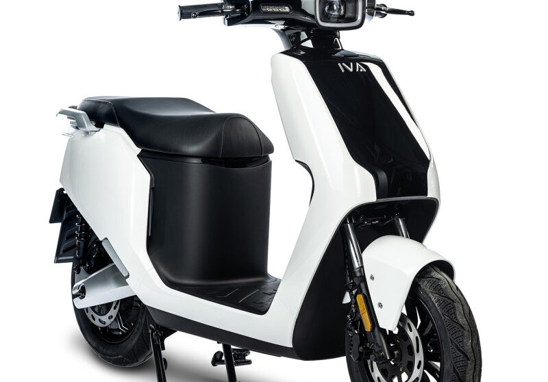 De IVA NCS is één van de nieuwste elektrische scooters binnen het IVA-assortiment en staat bekend om zijn moderne design, sterke prestaties en efficiënte elektrische aandrijving. Dit model biedt alles wat je zoekt in een hedendaagse e-scooter: kracht, comfort, stijl en lage gebruikskosten. Dankzij de krachtige elektromotor, hoogwaardige afwerking en betrouwbare lithium-accu is de IVA NCS ideaal voor dagelijks woon-werkverkeer en stedelijk gebruik.