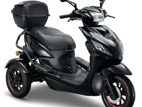 De IVA T3 2.0 is een moderne, krachtige en extra stabiele driewiel-scootmobiel die ideaal is voor gebruikers die zekerheid, veiligheid en comfortabel rijden belangrijk vinden. Dankzij het 3-wiel ontwerp, de sterke 1000W motor en het geveerde onderstel voelt de T3 2.0 uiterst stabiel aan, zowel in de stad als op buitenwegen. Met een luxe verstelbare stoel, een hoge actieradius en gebruiksvriendelijke bediening is de IVA T3 2.0 dé perfecte oplossing voor dagelijks mobiel blijven — veilig, zelfstandig en zonder rijbewijsplicht