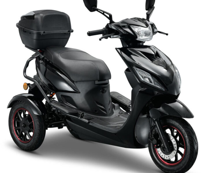 De IVA T3 2.0 is een moderne, krachtige en extra stabiele driewiel-scootmobiel die ideaal is voor gebruikers die zekerheid, veiligheid en comfortabel rijden belangrijk vinden. Dankzij het 3-wiel ontwerp, de sterke 1000W motor en het geveerde onderstel voelt de T3 2.0 uiterst stabiel aan, zowel in de stad als op buitenwegen. Met een luxe verstelbare stoel, een hoge actieradius en gebruiksvriendelijke bediening is de IVA T3 2.0 dé perfecte oplossing voor dagelijks mobiel blijven — veilig, zelfstandig en zonder rijbewijsplicht