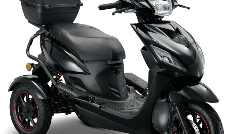 De IVA T3 2.0 is een moderne, krachtige en extra stabiele driewiel-scootmobiel die ideaal is voor gebruikers die zekerheid, veiligheid en comfortabel rijden belangrijk vinden. Dankzij het 3-wiel ontwerp, de sterke 1000W motor en het geveerde onderstel voelt de T3 2.0 uiterst stabiel aan, zowel in de stad als op buitenwegen. Met een luxe verstelbare stoel, een hoge actieradius en gebruiksvriendelijke bediening is de IVA T3 2.0 dé perfecte oplossing voor dagelijks mobiel blijven — veilig, zelfstandig en zonder rijbewijsplicht