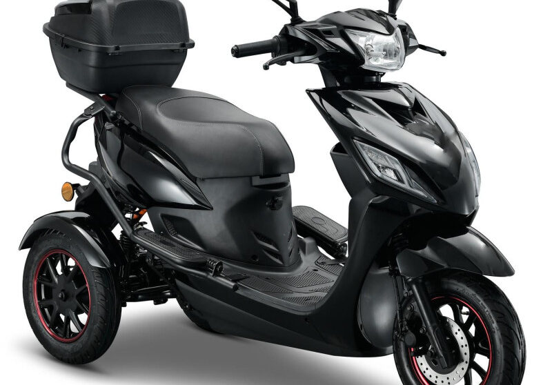 De IVA T3 2.0 is een moderne, krachtige en extra stabiele driewiel-scootmobiel die ideaal is voor gebruikers die zekerheid, veiligheid en comfortabel rijden belangrijk vinden. Dankzij het 3-wiel ontwerp, de sterke 1000W motor en het geveerde onderstel voelt de T3 2.0 uiterst stabiel aan, zowel in de stad als op buitenwegen. Met een luxe verstelbare stoel, een hoge actieradius en gebruiksvriendelijke bediening is de IVA T3 2.0 dé perfecte oplossing voor dagelijks mobiel blijven — veilig, zelfstandig en zonder rijbewijsplicht
