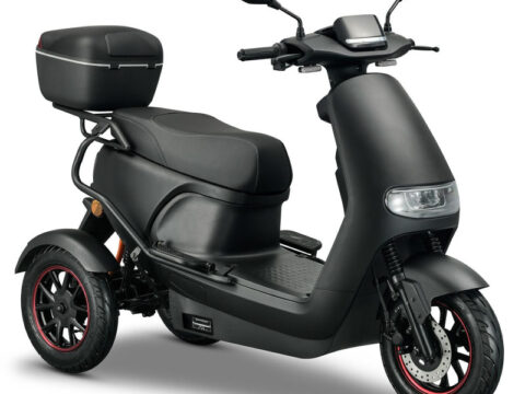 iva-tr3-20 De IVA TR3 2.0 is een moderne, stabiele en comfortabele driewiel-scootmobiel die perfect is voor dagelijkse mobiliteit. Dankzij zijn 3-wiel ontwerp, sterke 1000W elektromotor en luxe zitpositie biedt dit model veiligheid, comfort en zelfstandigheid voor iedere gebruiker. De TR3 2.0 is ideaal voor binnenstedelijk verkeer, boodschappen, zorgafspraken en recreatieve ritten. Met hoge betrouwbaarheid, een lange actieradius en een comfortabele vering behoort dit model tot de meest complete driewielscootmobielen in zijn klasse.