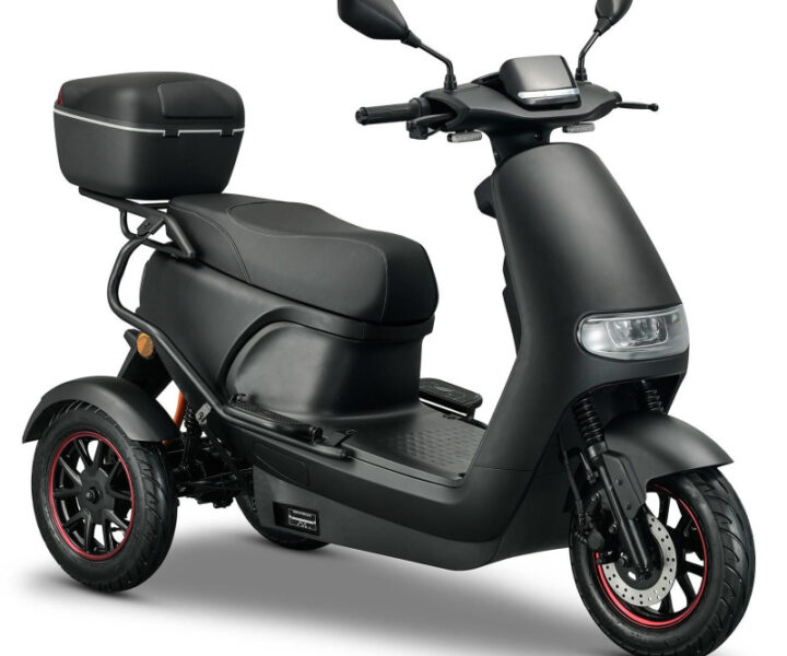 De IVA TR3 2.0 is een moderne, stabiele en comfortabele driewiel-scootmobiel die perfect is voor dagelijkse mobiliteit. Dankzij zijn 3-wiel ontwerp, sterke 1000W elektromotor en luxe zitpositie biedt dit model veiligheid, comfort en zelfstandigheid voor iedere gebruiker. De TR3 2.0 is ideaal voor binnenstedelijk verkeer, boodschappen, zorgafspraken en recreatieve ritten. Met hoge betrouwbaarheid, een lange actieradius en een comfortabele vering behoort dit model tot de meest complete driewielscootmobielen in zijn klasse.