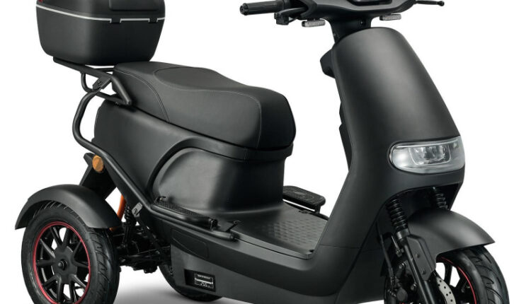 iva-tr3-20 De IVA TR3 2.0 is een moderne, stabiele en comfortabele driewiel-scootmobiel die perfect is voor dagelijkse mobiliteit. Dankzij zijn 3-wiel ontwerp, sterke 1000W elektromotor en luxe zitpositie biedt dit model veiligheid, comfort en zelfstandigheid voor iedere gebruiker. De TR3 2.0 is ideaal voor binnenstedelijk verkeer, boodschappen, zorgafspraken en recreatieve ritten. Met hoge betrouwbaarheid, een lange actieradius en een comfortabele vering behoort dit model tot de meest complete driewielscootmobielen in zijn klasse.